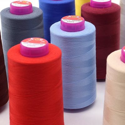 Low Moq 40/2 5000yds Polyester naaigraad voor machine naaien met 100% polyester
