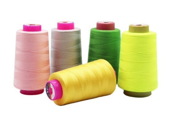 1100 kleuren 100% gesponnen polyester garens Naaddraad met hoge temperatuurbestandheid