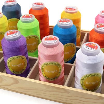 700 levendige kleuren voor 120D/2 polyester borduurdraad op harde en dikke materialen
