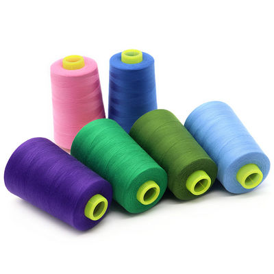 Laag MOQ 40/2 5000yds Geverfd gesponnen 100% polyester naaigarn voor handbrei Duurzaam