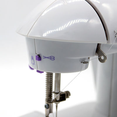 Vergrendeling van de naaldvorming Multifunctionele mini-elektrische naaimachine voor kledingstukken UFR-2022